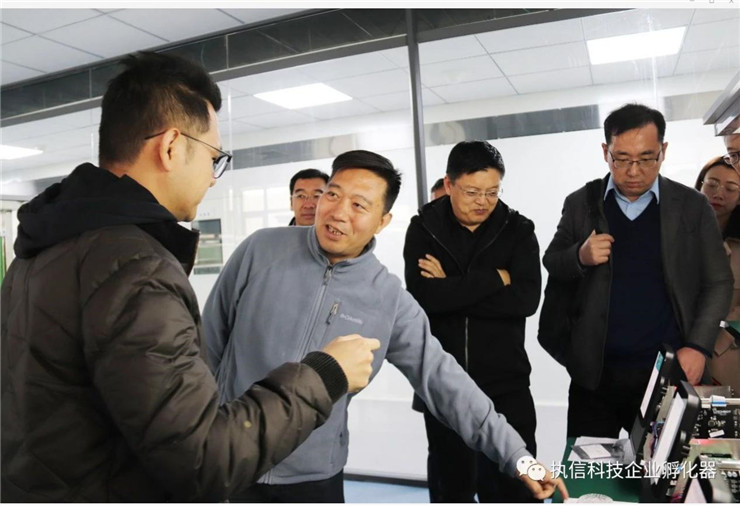天津市工業(yè)和信息化局工業(yè)中小企業(yè)創(chuàng)新發(fā)展處處長(zhǎng)李剛一行到諾邁科技調(diào)研參觀