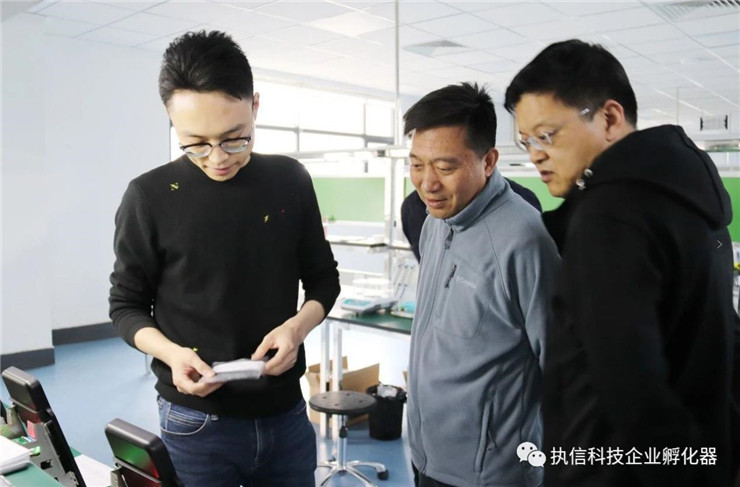 天津市工業(yè)和信息化局工業(yè)中小企業(yè)創(chuàng)新發(fā)展處處長(zhǎng)李剛一行到諾邁科技調(diào)研參觀